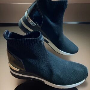 MICHAEL KORS~”Skyler”~Soft Black Knit/Patent Heel High-Top Booties Size 7